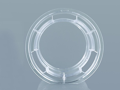 聚对苯二甲酸乙二醇酯（PET）透光性良好，使用显微镜易观察